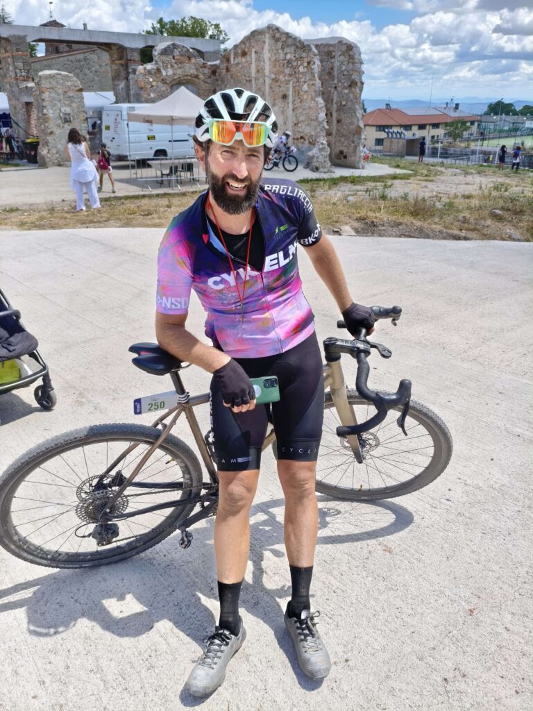 Gianluca Scafuro finisher Campionato Italiano Gravel con il completino Bike Inside